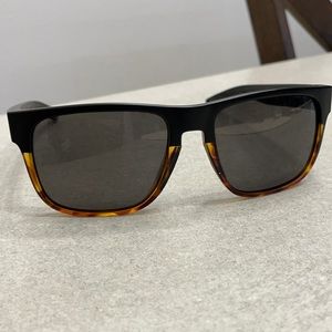 Costa Del Mar Black/tortoise shell frame, grey glass polarized lense, Like new!